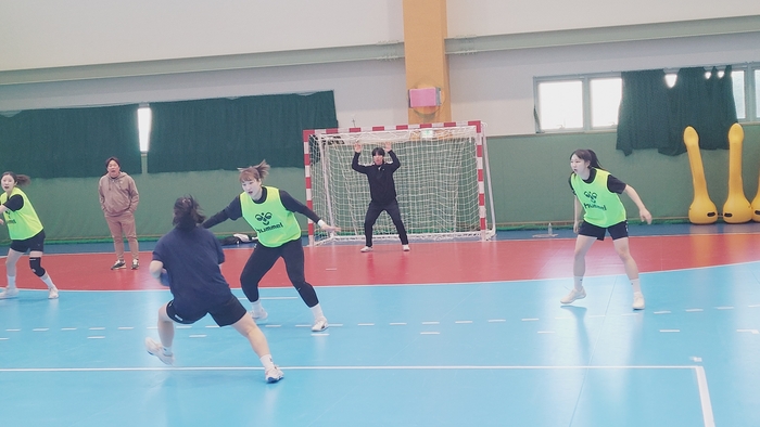 지난 4일 대구시청 여자 핸드볼팀에 입단한 고채은 선수가 핸드볼 연습 경기를 하고 있다.이효설기자