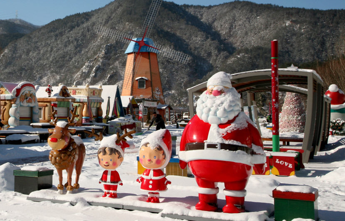 눈 덮인 크리스마스 조형물. 하지만 올해 대구·경북에서는 화이트 크리스마스를 기대하기 어렵다는 예보다. 영남일보DB