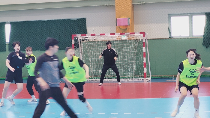 지난 4일 대구시청 여자 핸드볼팀에 입단한 고채은 선수가 핸드볼 연습 경기를 하고 있다.