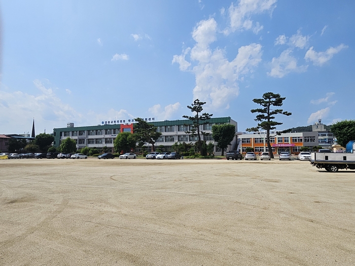 (가칭)한국웹툰고등학교 설립 예정지인 안동 중앙신시장 맞은편 구 영호초등학교 전경. 경북교육청 제공