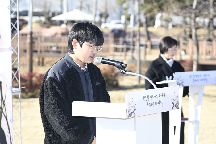 22일 대구 달성군 다사세천늪근린공원에서 열린 故(고) 박건하군 추모비 제막식에서 서재중학교 2학년 김승준 학생이 단상에 올라 고인을 향한 편지를 낭독하고 있다. 또래의 언어로 전해진 애도는 행사장을 긴 침묵 속에 머물게 하며, 한 아이의 이름이 남긴 의미를 조용히 되새기게 했다.<달성군 제공>