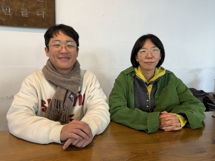 지난 18일 금호강 팔현습지 인근 카페에서 만난 영화 별과 모래의 백승현(왼쪽) 미술감독과 감정원 감독. 감 감독은 올해 보도교 공사가 시행될 수 있다는 위기감이 들어, 이곳의 모습을 영화로 기록하기로 결심했다고 전했다.  <사진=정수민기자>