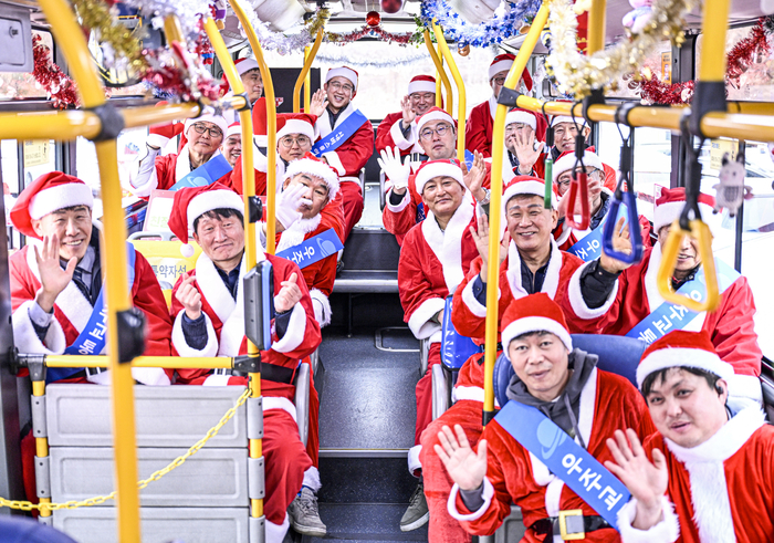크리스마스를 이틀 앞둔 23일 오후, 대구 북구 관음로 우주교통 차고지에서 열린 산타 버스 발대식에서 산타 복장을 한 시내버스 기사들이 메리 크리스마스를 외치고 있다.
우주교통은 24~25일 기사들이 산타 복장으로 운행에 나서는 산타 버스를 통해 크리스마스 분위기를 조성하고, 한 해 동안 시내버스를 이용한 시민들에게 감사의 마음을 전하는 연말 특별 운행을 올해도 이어갈 계획이다.
이현덕기자 lhd@yeongnam.com