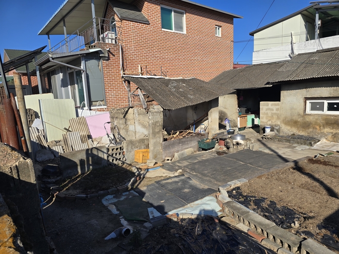 대구시 달성군 하빈면 봉촌리 마을은 1950년대 정부 주도로 전쟁으로 재난을 입은 전재민을 위해 만들어졌으며 당시 주택 구조를 보여주고 있다.  주변에는 새롭게 주택을 건설, 대조를 이루고 있다. 김현목 기자