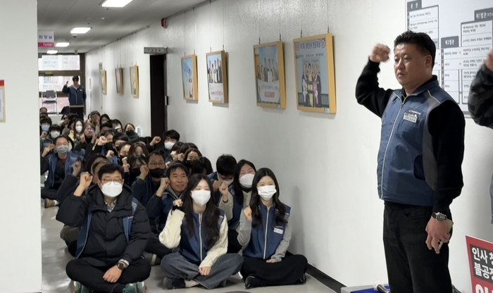 23일 오전 대구 달서구청 구청장 집무실 앞 복도에서 전국공무원노동조합 대구 달서구지부 조합원들이 국장급 승진 인사에 반발하는 집회를 벌이고 있다. 구경모기자