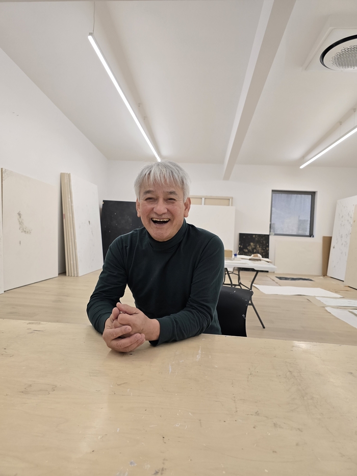 대구 출신의 구자현 작가가 경기도 양평 작업실에서 예술의 본질에 대해 이야기하고 있다. /김은경 기자