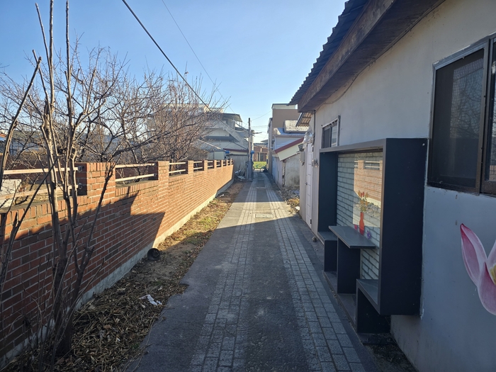 대구시 달성군 하빈면 봉촌리 마을 골목이 과거와 달리 정갈하게 정비된 모습. 김현목 기자