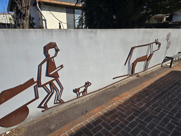 대구시 달성군 하빈면 봉촌리 마을이 정비를 통해 골목길 등의 벽에 피란민들의 모습을 형상화한 구조물이 설치돼 있다. 김현목 기자