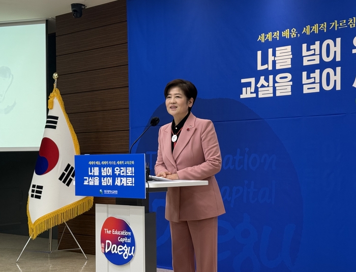 23일 수성구 대구시교육청에서 개최된 신년 기자간담회에서 강은희 대구시교육감이 내년 대구교육정책 방향에 대해 설명하고 있다. 김종윤기자 bell08@yeongnam.com