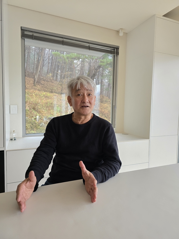 대구 출신의 구자현 작가가 경기도 양평 작업실에서 예술의 본질에 대해 이야기하고 있다. /김은경 기자