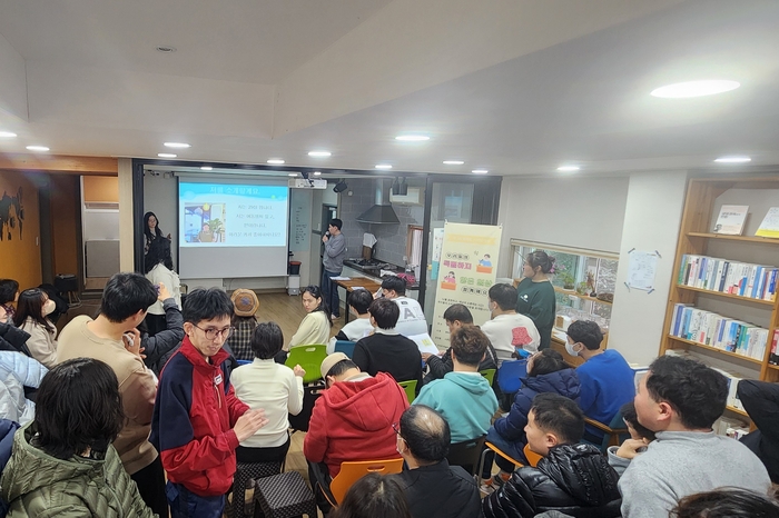 16일 대구 달서구 마을공유공간 와룡배움터에서 열린 사회적협동조합 행복림의 제1회 스피치대회 우리들의 특별하지 않은 일상에서 참가자가 발표를 하고 있다. 서현정 시민기자