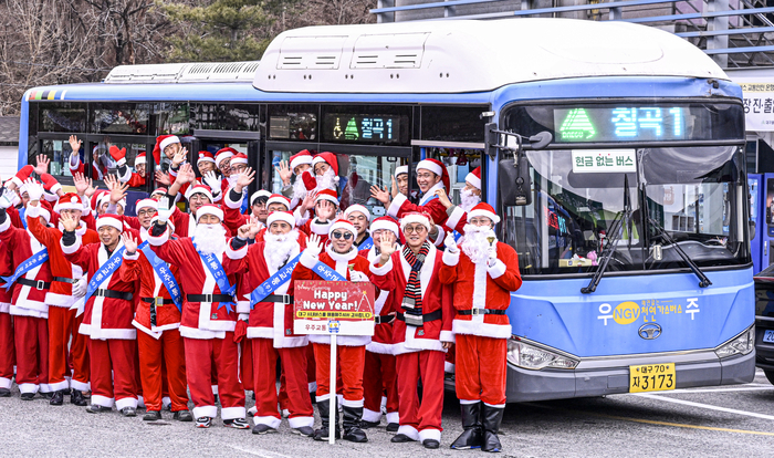 크리스마스를 이틀 앞둔 23일 오후, 대구 북구 관음로 우주교통 차고지에서 열린 산타 버스 발대식에서 산타 복장을 한 시내버스 기사들이 메리 크리스마스를 외치고 있다.
우주교통은 24~25일 기사들이 산타 복장으로 운행에 나서는 산타 버스를 통해 크리스마스 분위기를 조성하고, 한 해 동안 시내버스를 이용한 시민들에게 감사의 마음을 전하는 연말 특별 운행을 올해도 이어갈 계획이다.
이현덕기자 lhd@yeongnam.com