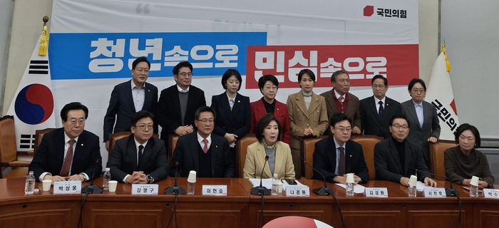 국민의힘 지방선거기획단이 23일 오전 국회에서 사진을 찍고있다. 경선 방식을 당심 70%대 국민여론 30%로 권고했다. 장태훈 기자 hun2@yeongnam.co.kr