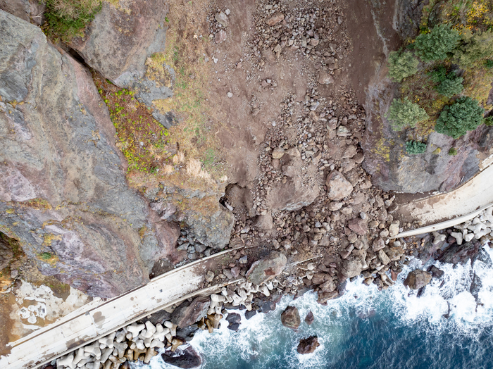 지난 22일 오전 3시쯤 울릉군 서면 남양리 산70-1번지 일대 남통2지구 급경사지에서 약 4천 톤 규모의 낙석이 발생했다. 이 곳은 옛 통구미 터널 뒤편으로 평소 사용하지 않는 도로다. 울릉군 제공