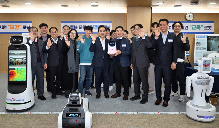 23일 경북도청 사림실에서 AI 돌봄 지원 로봇 전시 행사 참여자들이 로봇과 함께 기념 촬영을 하고 있다. 경북도 제공