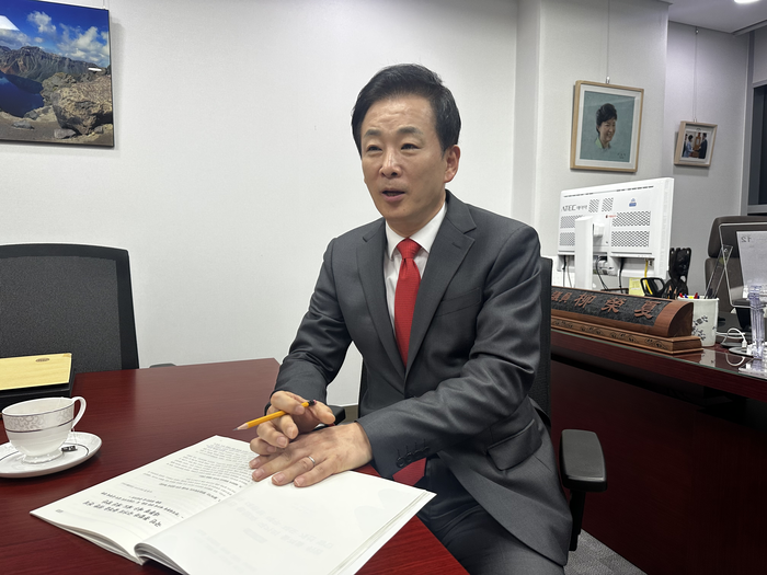 유영하 의원이 영남일보와 만나 개정안에 대해 설명하고 있다. 서정혁기자 seo1900@yeongnam.com