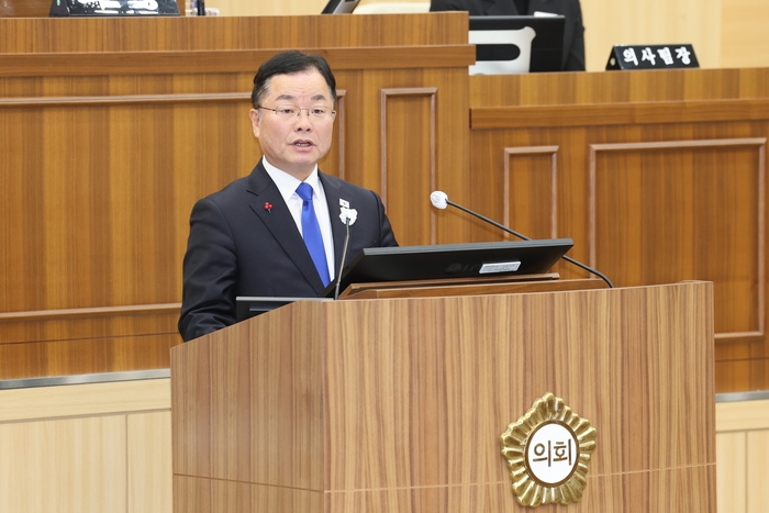 지난 19일 열린 제282회 예천군의회 제2차 정례회 제7차 본회의에 앞서 이동화 의원이 5분 자유발언을 통해 경북도청신도시 내 국립·공공의과대학 유치 및 설립을 촉구하고 있다. <예천군의회 제공>