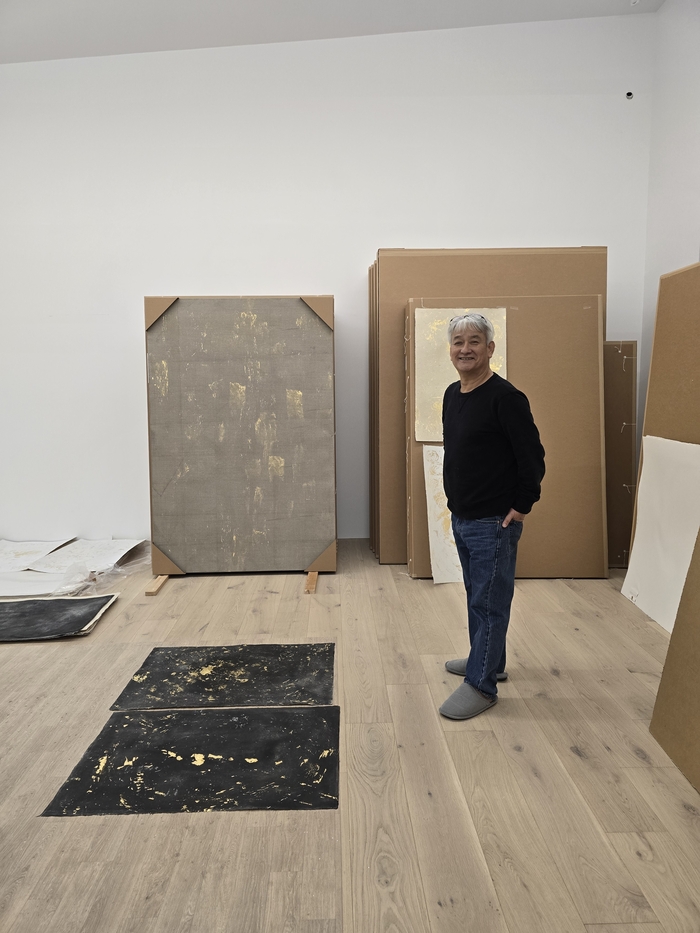 구자현 작가가 경기도 양평 작업실에서 작품을 살펴보고 있다./김은경 기자