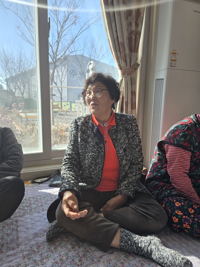 22일 대구시 달성군 하빈면 봉촌리 경로당에서 고계선 어르신이 1950~1960년대 마을 정착 과정을 이야기 하고 있다. 김현목 기자