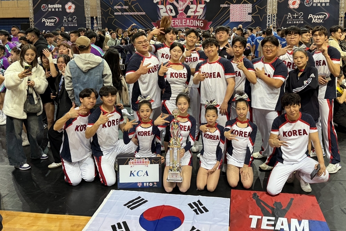 대만에서 열린 치어리딩 국제대회에서 우승한 국가대표팀이 기념찰영을 하고 있다.<구미대 제공>