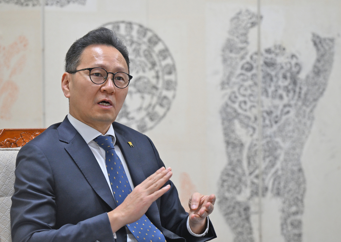 신라금관, 그 아름다움을 말하다…윤상덕 국립경주박물관장