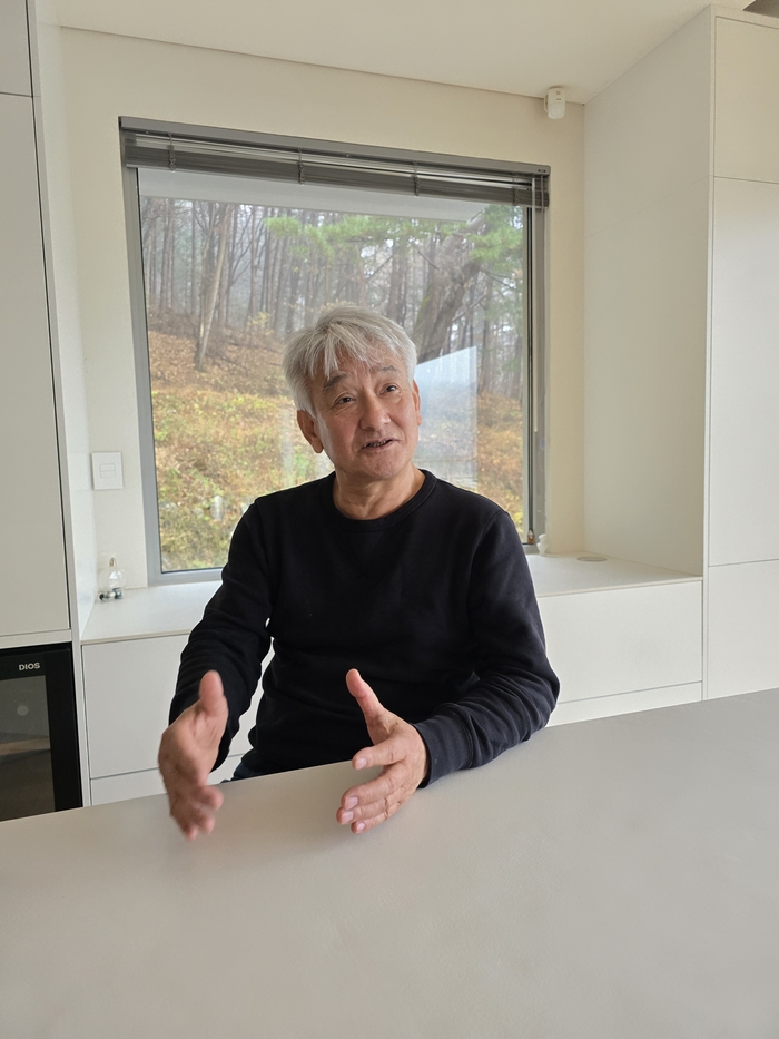 대구 출신의 구자현 작가가 경기도 양평 작업실에서 예술의 본질에 대해 이야기하고 있다. /김은경 기자