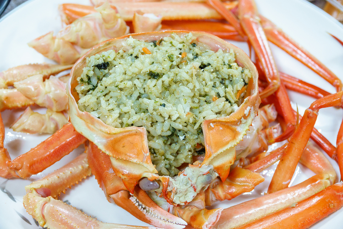 울진바다에서 갓 잡은 울진대게 두껑에 내장과  김, 등을 넣은 비빕밥 .<울진군제공>