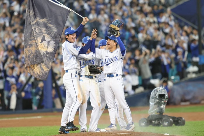 지난해 10월14일 플레이오프 진출 확정 후 구자욱, 김헌곤 등이 기뻐하고 있다. <삼성 라이온즈 제공>