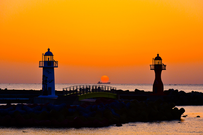 울진 바닷가의 일출 모습.<울진군제공>