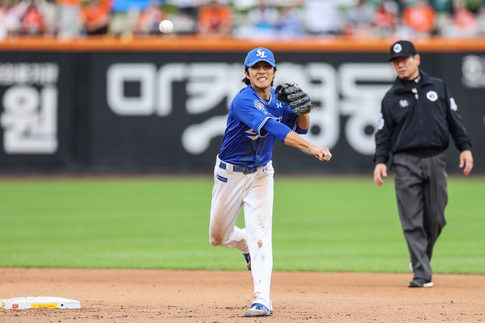 수비 중인 삼성 라이온즈 이재현. <삼성 라이온즈 제공>