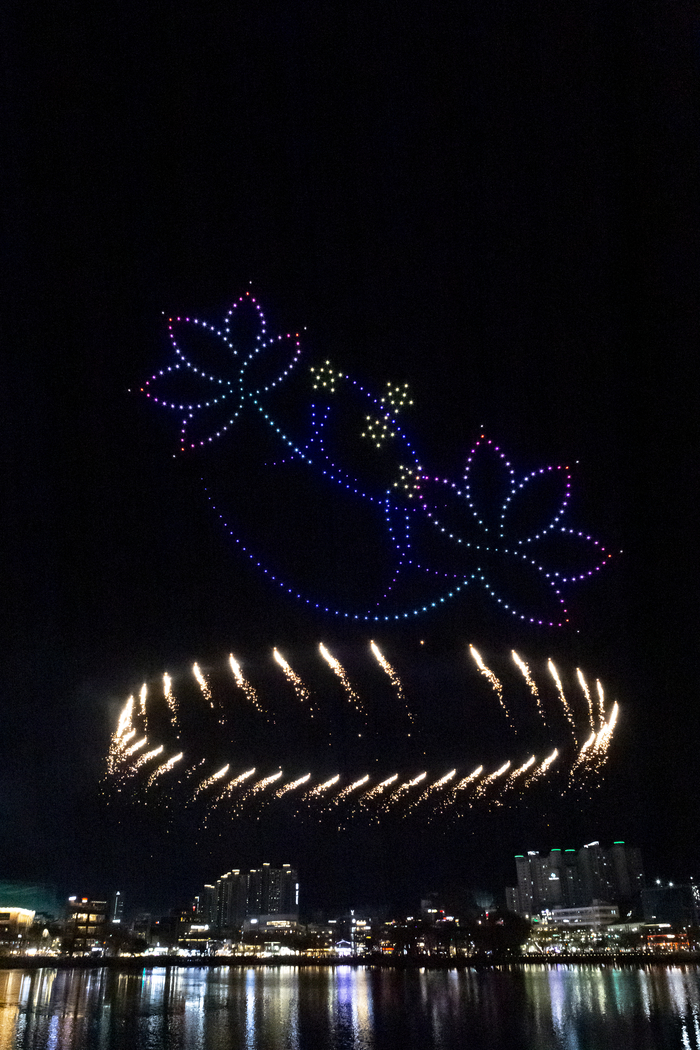 수성못에서 진행된 드론아트쇼 모습.  <수성문화재단 제공>