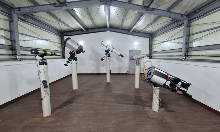 대구 남구청이 2023년 5월 앞산 근린공원 일원에 준공한 천체관측시설 내부 모습. 굴절망원경 등 5대의 천체관측 장비가 설치돼 있다. 조윤화 기자