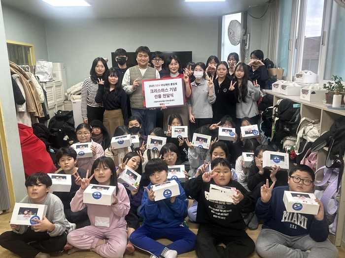 지난 23일 사랑속의아이들 지역아동센터에서 상서고 학생·교사들이 아이들과 케이크 만들기 체험활동을 한 후 기념촬영을 하고 있다. <상서고 제공>