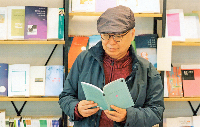 네 번째 시집 불 꺼진 너의 단어 곁에서를 펴낸 박상봉 시인. <본인 제공>