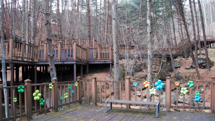 꽃으로 치장된 오색꽃수레길. 정견모주의 길과 천신의 길 사이에 오작교처럼 놓여 있다. 정견모주는 상아덤 꽃가마를 타고 천신을 만나러 갔다.