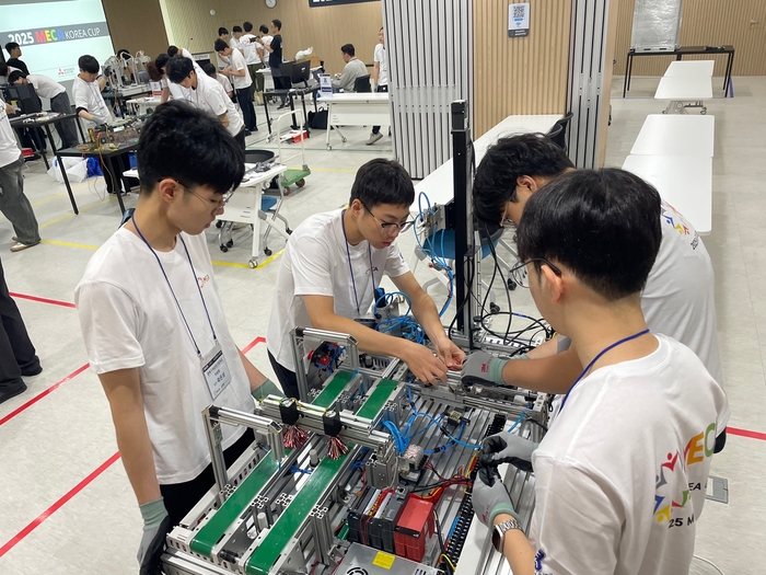 한국 미쯔비시 오토메이션 MECA KOREA CUP에 참가한 경북기계공고 학생들. <경북기계공고 제공>