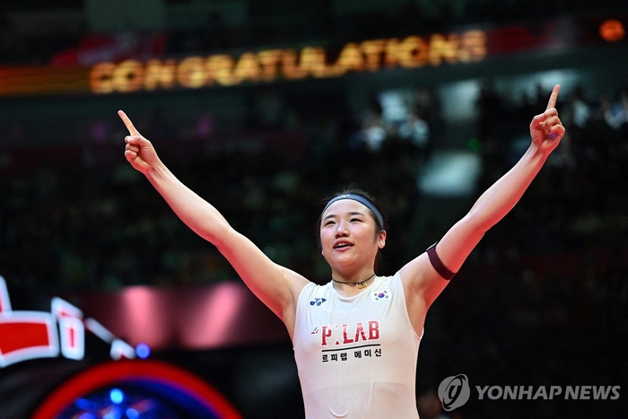 지난달 21일 중국 항저우의 올림픽스포츠센터에서 열린 세계배드민턴연맹(BWF) 월드투어 파이널스 2025 여자 단식 결승을 제패한 안세영. 그는 우승 후 인터뷰에서 앞으로의 가장 큰 목표는 아시안게임,  세계선수권 등 메이저 대회라고 선언해 팬들을 놀라게 했다.연합뉴스
