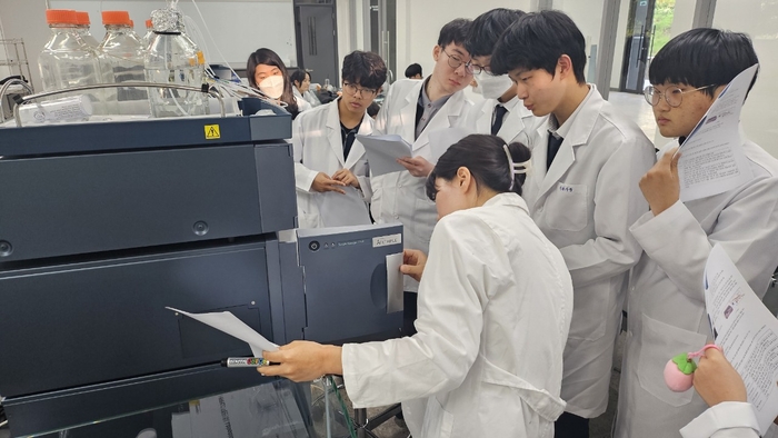 대구농업마이스터고 학생들이 미래유망분야 고졸인력양성사업에 참가, 식품분석 작업을 참관하고 있다. <대구농업마이스터고 제공>