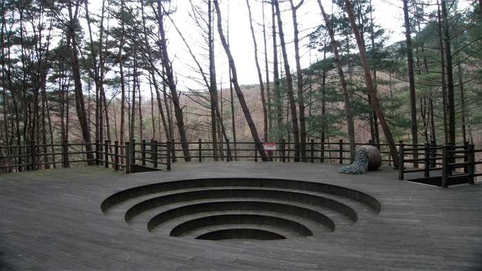 천신의 길 가운데 숲속 쉼터가 새집처럼 높이 들어 올려 져 있다. 정견모주와 이비가지의 사랑의 안식처로 꾸며졌으며 이곳에서 종종 명상체험이 진행된다고 한다.