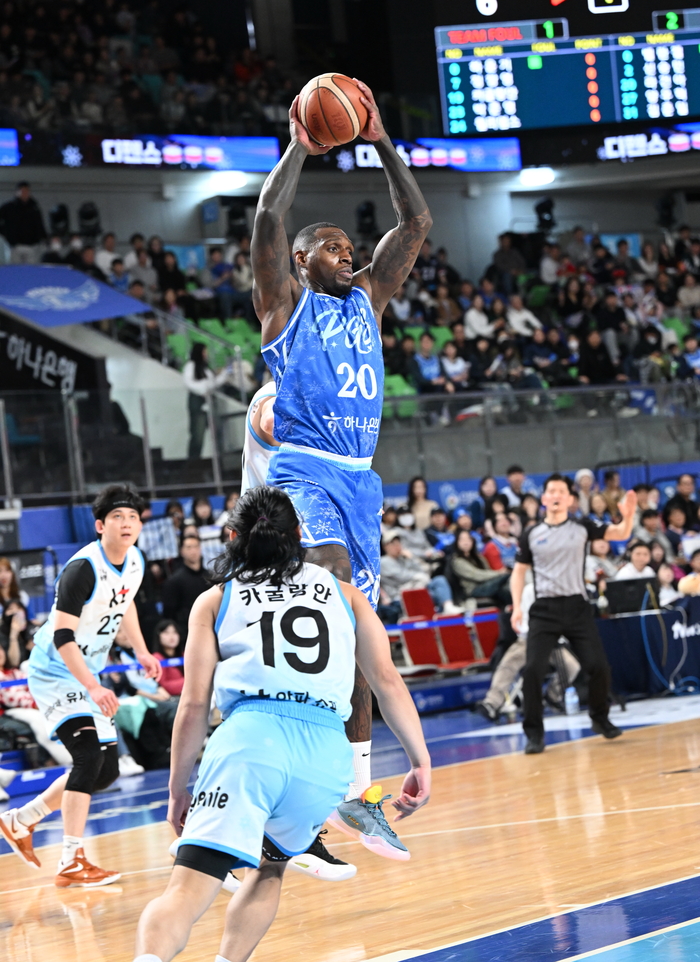 25일 오후 2시 대구체육관에서 열린 2025-2026시즌 LG전자 프로농구 대구 한국가스공사 페가수스와 수원 KT 소닉붐과의 경기에서 라건아가 리바운드 하고 있다. <KBL 제공>