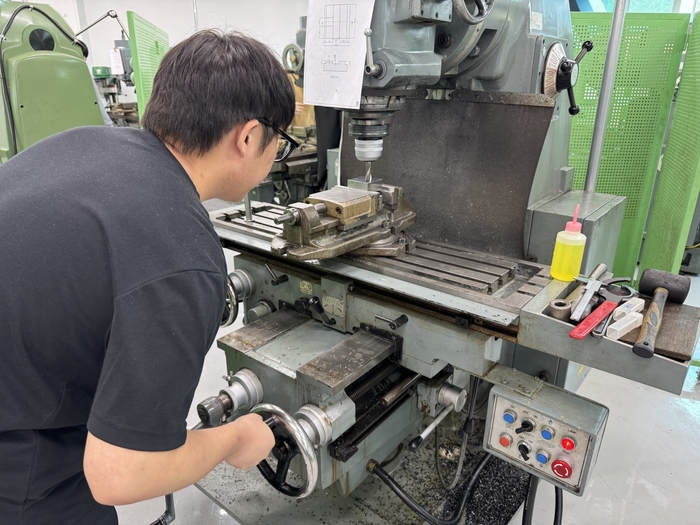 한국폴리텍대학 구미캠퍼스 기계시스템과 학생이 기계공작 실습을 하고 있다. <한국폴리텍대학 구미캠퍼스 제공>