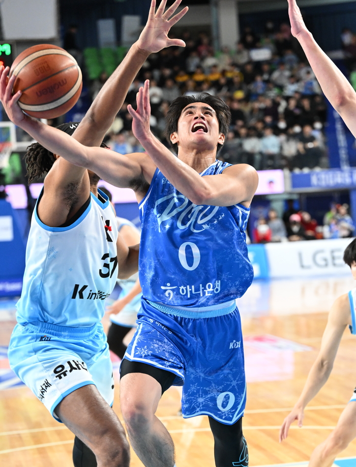 25일 오후 2시 대구체육관에서 열린 2025-2026시즌 LG전자 프로농구 대구 한국가스공사 페가수스와 수원 KT 소닉붐과의 경기에서 벨란겔이 골밑슛을 시도하고 있다. <KBL 제공>