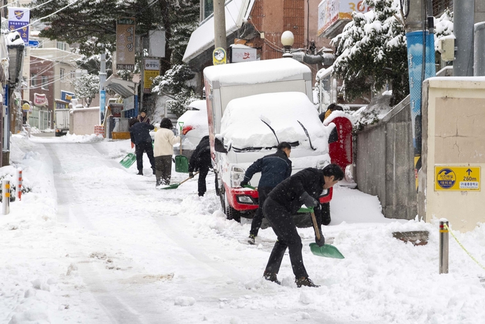 26일 새벽부터 오전 사이 울릉군에  많은 눈이 집중되면서 일부 지역에서는 최대 30cm 안팎의 적설이 기록됐다. 군 관계자 등이 제설 작업을 하고 있다. 울릉군 제공