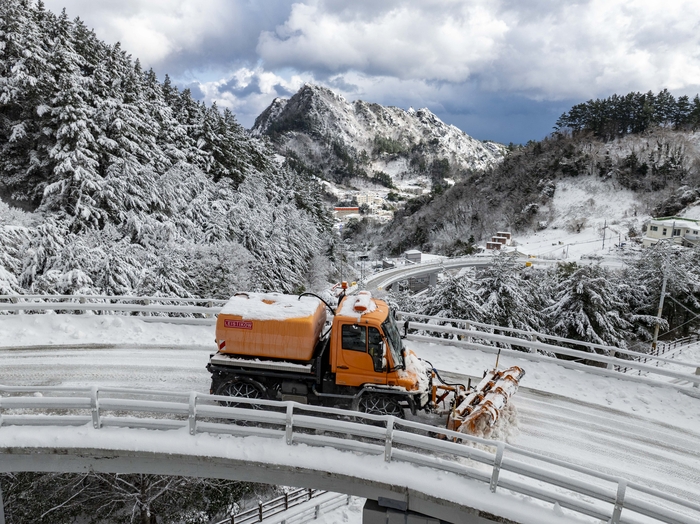 26일 새벽부터 오전 사이 울릉군에  많은 눈이 집중되면서 일부 지역에서는 최대 30cm 안팎의 적설이 기록됐다. 제설차를 동원한 제설 모습. 울릉군 제공