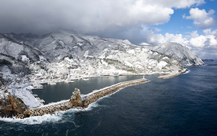 26일 새벽부터 오전 사이 울릉군에  많은 눈이 집중되면서 일부 지역에서는 최대 30cm 안팎의 적설이 기록됐다. 울릉 저동항 일대 전경. 울릉군 제공