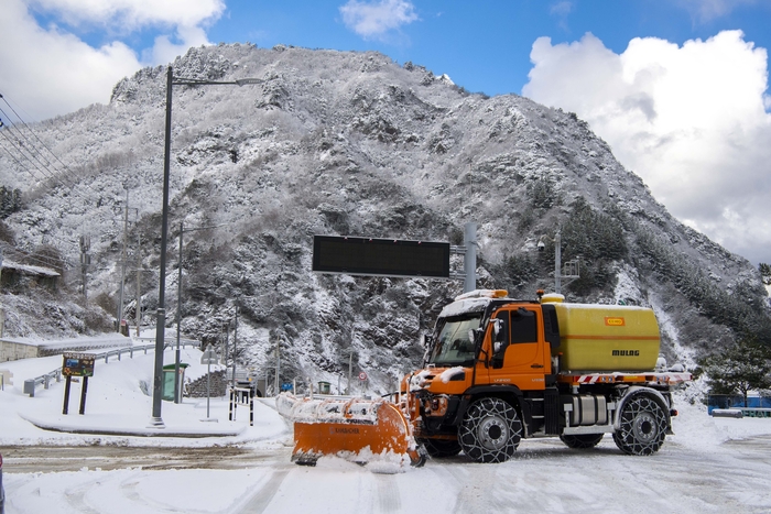 26일 새벽부터 오전 사이 울릉군에  많은 눈이 집중되면서 일부 지역에서는 최대 30cm 안팎의 적설이 기록됐다. 제설차를 동원한 제설 모습. 울릉군 제공