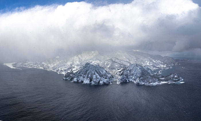26일 새벽부터 오전 사이 울릉군에  많은 눈이 집중되면서 일부 지역에서는 최대 30cm 안팎의 적설이 기록됐다. 울릉도 전경. 울릉군 제공