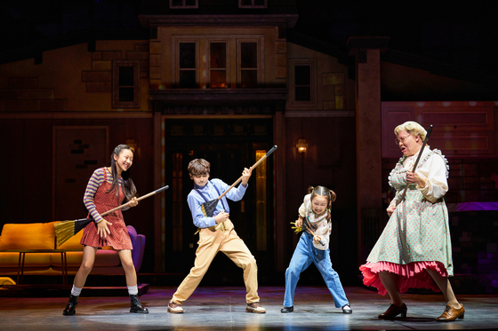 뮤지컬 미세스 다웃파이어 공연 장면. <샘컴퍼니·스튜디오선데이 제공>