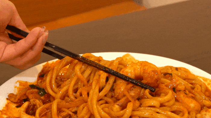 대구 10미 중 하나인 중화반점의 대표메뉴 야끼우동. 고운 고춧가루와 마늘로 매운맛을 내고 양파·배추·숙주·목이버섯·새우·오징어·돼지고기를 센 불에 즉석에서 볶아 감칠맛을 더한다. 이나영 기자