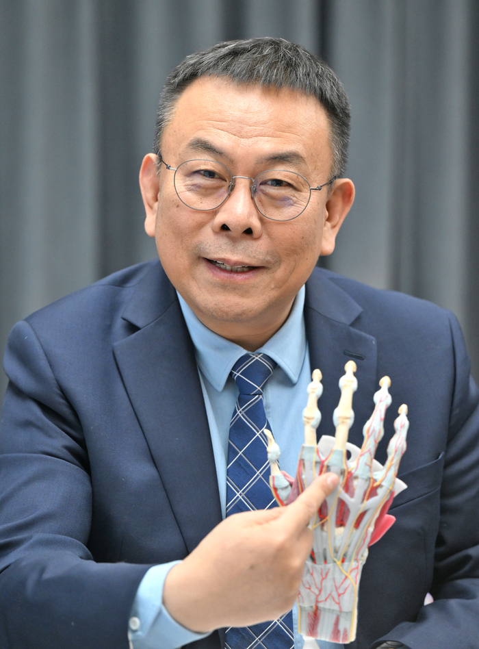 중국을 대표하는 미세수술 전문가인 왕정타오 산둥성 인민병원 수부·족부외과 주임교수가 손가락 재건수술에 대해 설명하고 있다.이지용기자 sajahu@yeongnam.com